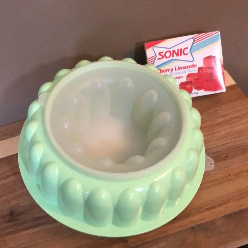Tupperware Jello Ring/Mold-Pistachio Green-Like New-Scalloped-Aprox 9in Diameter